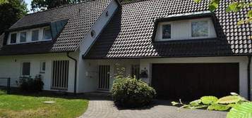 Modernisierte 2-Zimmer-Erdgeschosswohnung mit Terrasse und eigenem Garten im Dreifamilienhaus