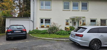 Haus mit großem Garten, überdachter Terrasse und Garage