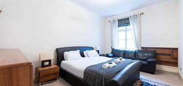 Flat to rent in Sussex Gardens, London W2