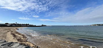 APPARTEMENT AVEC BALCON ET À 2 PAS DE LA PLAGE ET DES COMMERCES