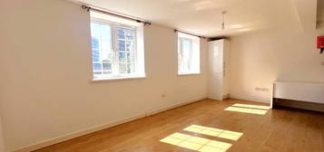 Flat to rent in Chapel Street, Woking GU21