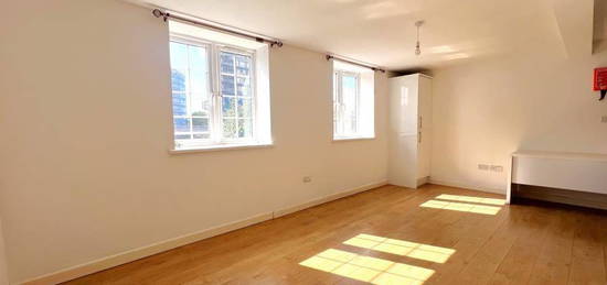 Flat to rent in Chapel Street, Woking GU21