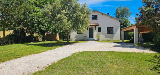 Maison de 145m2 entièrement rénovée avec terrain de 1400m2 + carport