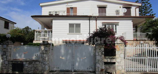 Villa bifamiliare, ottimo stato, 179 m², Statte