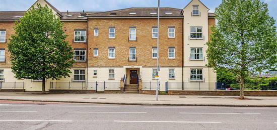 Flat to rent in Kew Court, Richmond Road, Kingston Upon Thames KT2