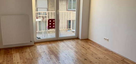 Schöne, helle 3 Zimmer Wohnung, WG geeignet PROVISIONSFREI kleiner Balkon, oberstes Stockwerk