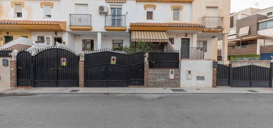 Casa adosada en venta en Rosalia de Castro (be), Belicena