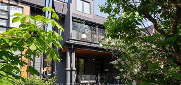 111 Boston Ave #1, Toronto, ON M4M 2T8