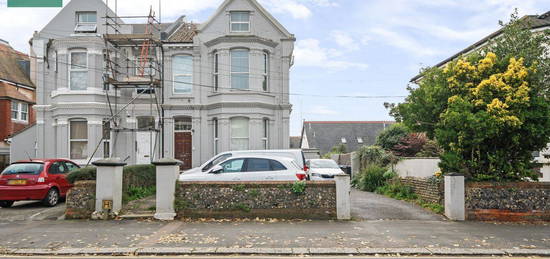 Flat to rent in Shelley Road, Worthing BN11