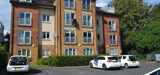 Flat to rent in The Park, Chester Rd, Stretford M32