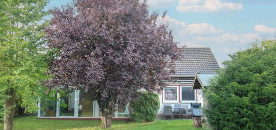 Sonnenbaden: EFH mit Potenzial, großem Garten und Wintergarten in schön wassernaher Lage