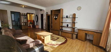 Se vinde urgent apartament 3 camere,etaj 2 strada Carpati