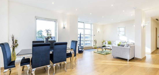 Flat to rent in Buckingham Palace Road, London SW1W