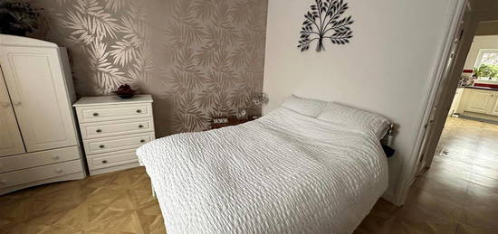 Room to rent in Danemead Grove, Northolt UB5