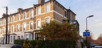 Flat to rent in Brooke Road, Stoke Newington N16