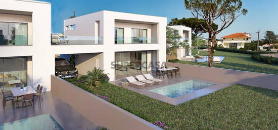 Moradia T4 de Design Moderno e Funcional em Empreendimento de Luxo na Cascalheira, Algarve