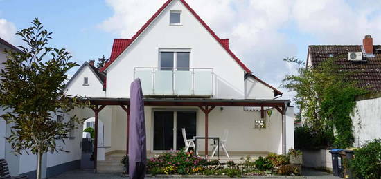 Modernisiertes Einfamilienhaus mit großem Garten und Balkon zur Vermietung