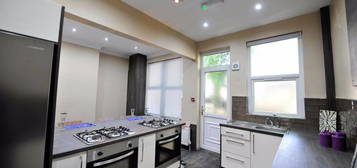 6 bed terraced house to rent