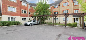 Flat to rent in Lennox Close, Chafford Hundred, Grays RM16