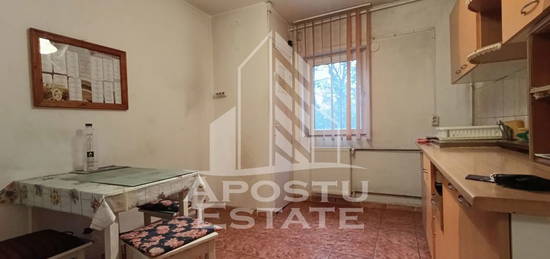 Vând apartament 2 camere, parter, centrala proprie, situat in Sagului