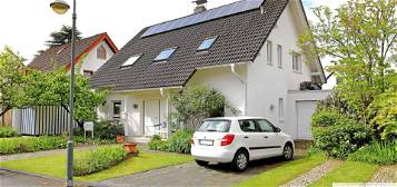 Sonnendurchflutetes Traumhaus in Urdenbach: Freistehendes Einfamilienhaus mit Pool, Garten und Luxus