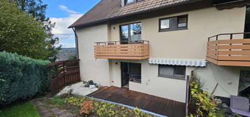 Elegante Erdgeschosswohnung mit Terrasse, Gartenblick, Balkon und zwei Bädern mit Fenster.