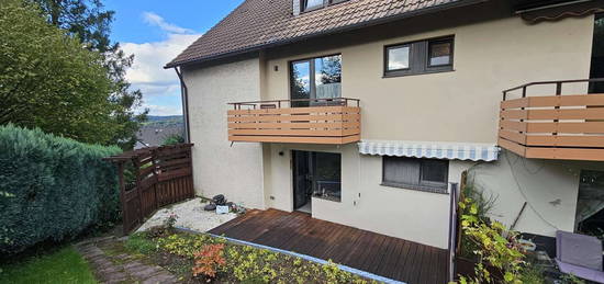 Elegante Erdgeschosswohnung mit Terrasse, Gartenblick, Balkon und zwei Bädern mit Fenster.