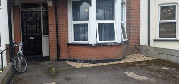 Flat to rent in Shaftesbury Avenue, Southend-On-Sea SS1