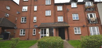 Flat to rent in Knowles Close, West Drayton UB7