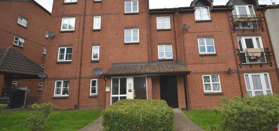 Flat to rent in Knowles Close, West Drayton UB7