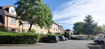 Flat for sale in Mayfield Avenue, London N12