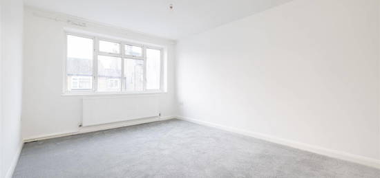 Flat to rent in Wood Street, London E17