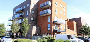 Flat for sale in Dell View Road, Erith DA8