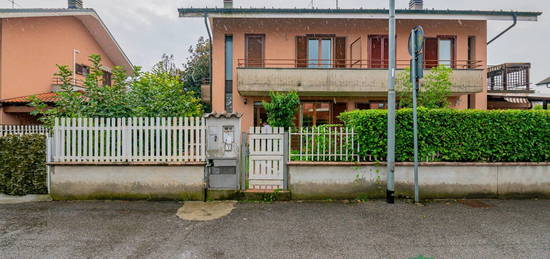 Villa bifamiliare via Antonio Gramsci 7, Centro, Cerro al Lambro