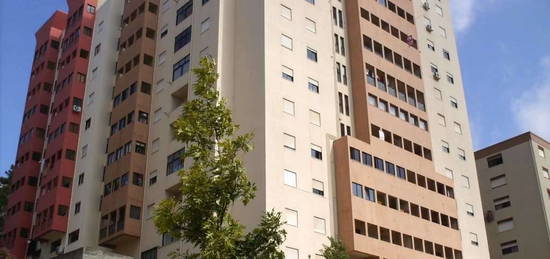 Apartamento T3 mobilado e equipado, localizado na Avenida Elísio de...