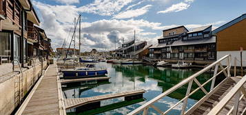 Duplex vue port de plaisance avec terrasse couverte