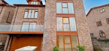 5 bedroom detached house