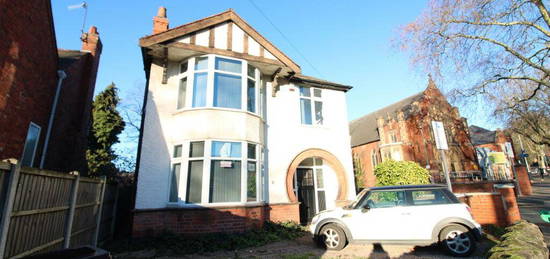 6 bedroom detached house