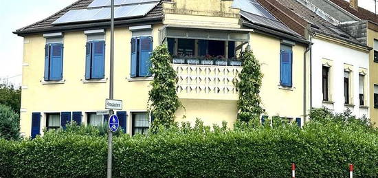 Charmantes Einfamilienhaus mit Doppelgarage, Balkon/ 66740 Fraulautern