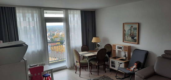 2-Zimmer-Wohnung mit Skylineblick / wird frisch renoviert