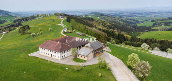 Panorama-Aussicht über das Mostviertel und in die Bergwelt - Bauernhof auf male…