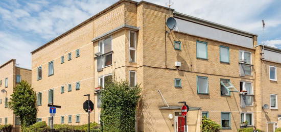 Flat to rent in Well Street, Hackney, London E9