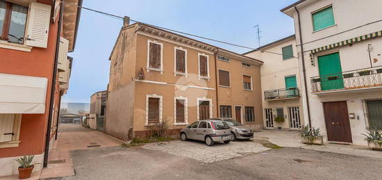 CASA DI CORTE A VILLAFRANCA DI VERONA