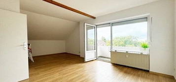 GEMÜTLICH + RUHIG Dachgeschosswohnung mit Loggia und schönem Ausblick