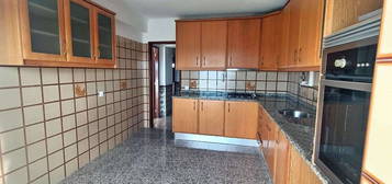 Apartamento T2, muito soalheiro, com 2 varandas e sotão espaçoso.