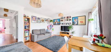 Flat for sale in Osier Crescent, Muswell Hill N10