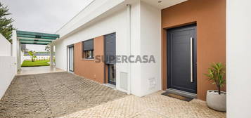 Moradia Térrea T4 Fernão Ferro Lote de 850 m2 com Piscina