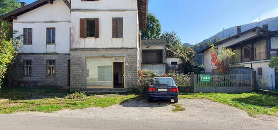 CASA INDIPENDENTE DA RISTRUTTURARE CON GIARDIN...