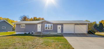 557 6th St NW, Sioux Center, IA 51250