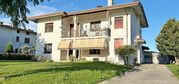 Casa bifamiliare con due unità sovrastanti a Brugn